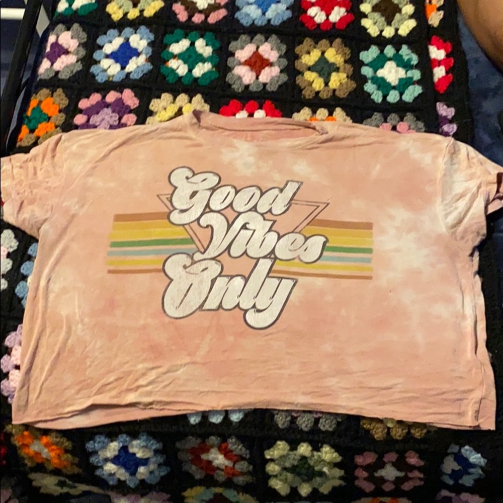 Short sleeve pink retro shirt.